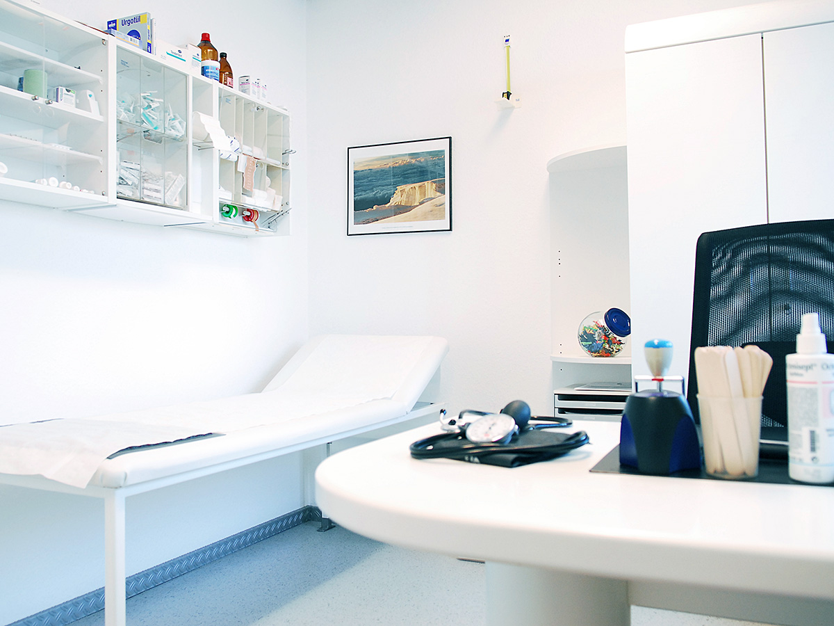 Behandlungsraum einer Arztpraxis